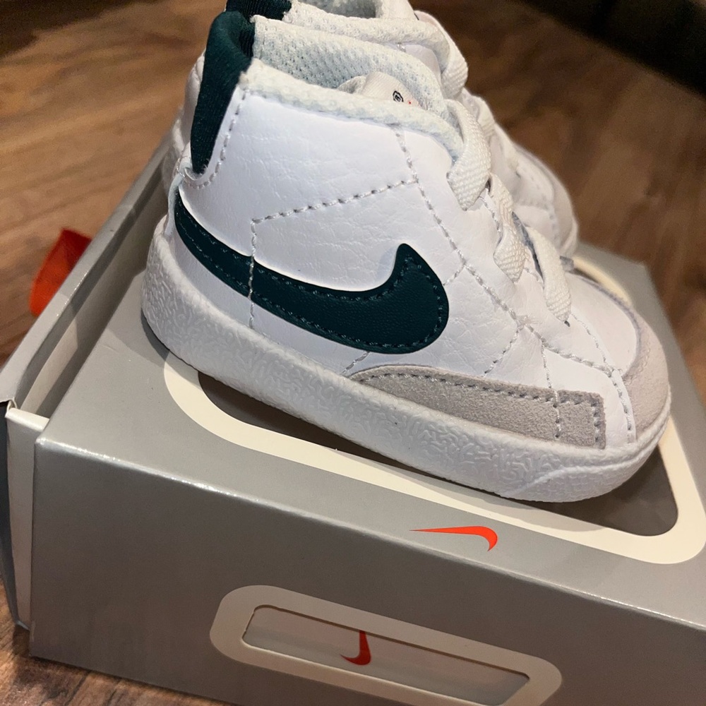 Baby nike White and Dark Green blazers
